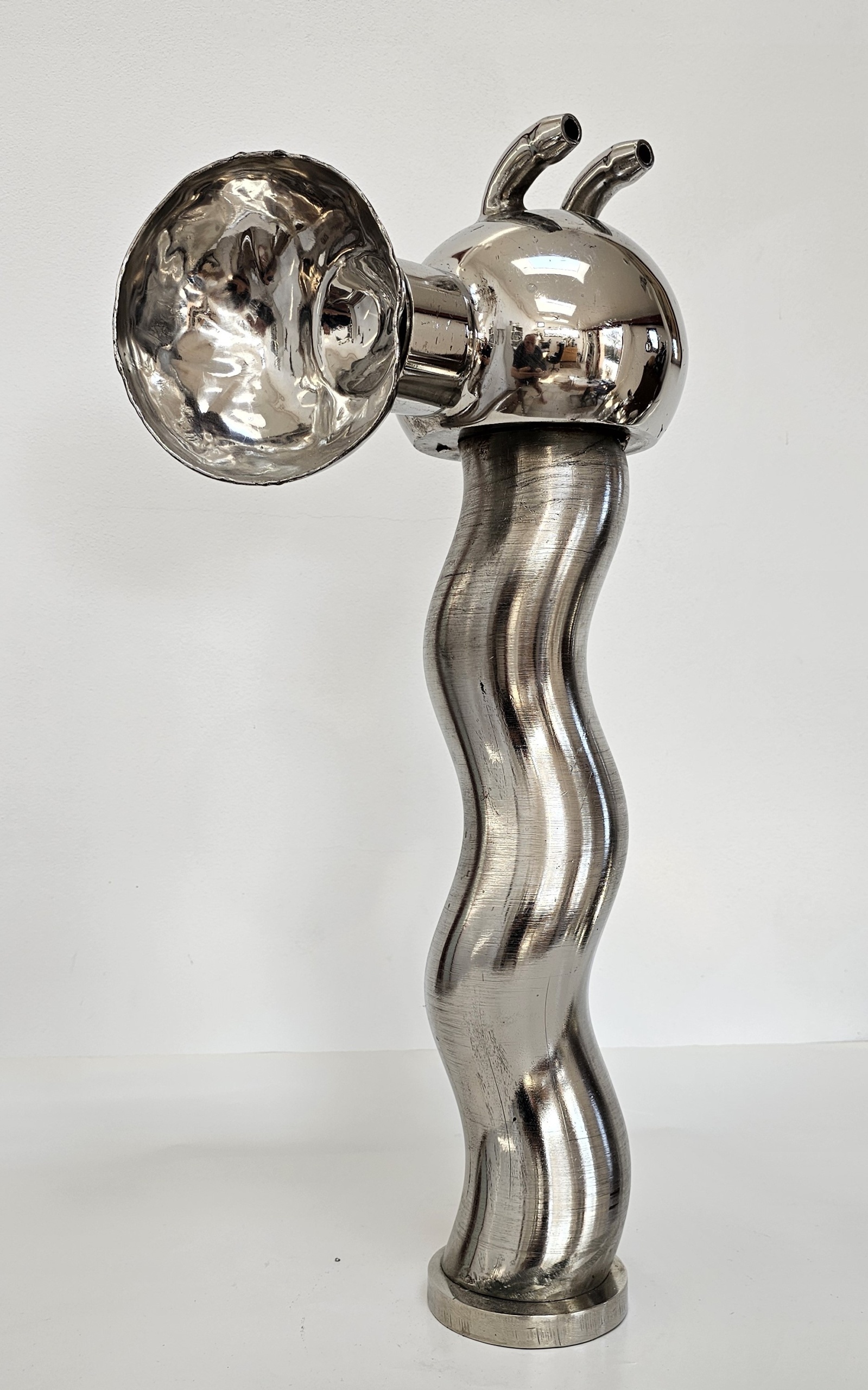 Socha Jiřího Friče z nerezavějící oceli, celkový pohled